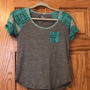 Nollie Tee Gray w/blue Sleeves and Pocket